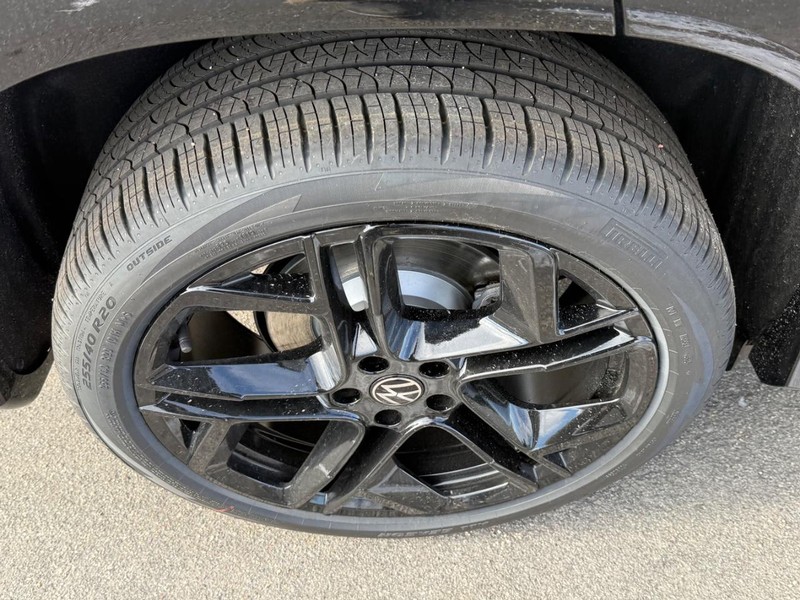 Volkswagen Tiguan Vehicle Full-screen Gallery Image 4