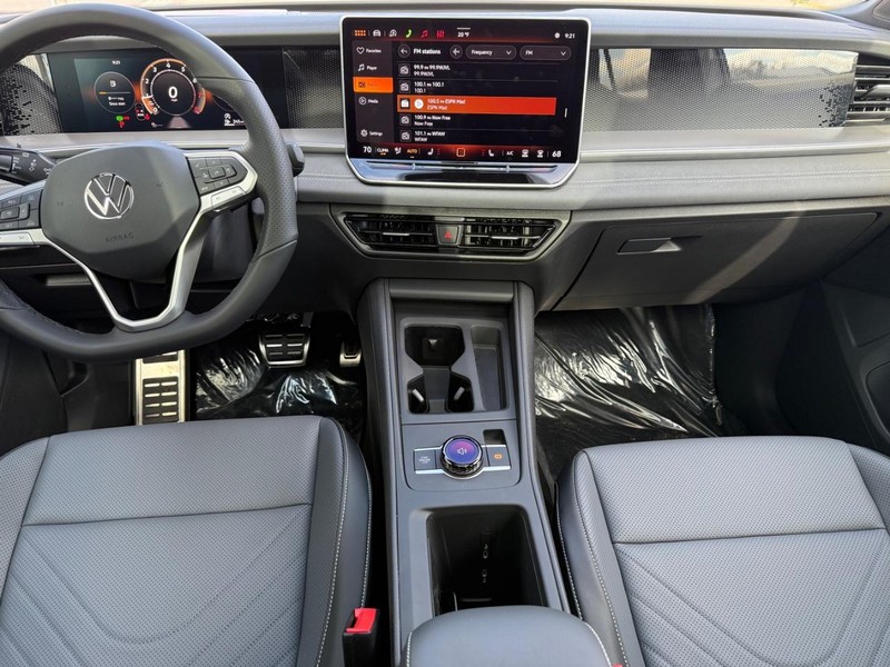 Volkswagen Tiguan Vehicle Full-screen Gallery Image 6