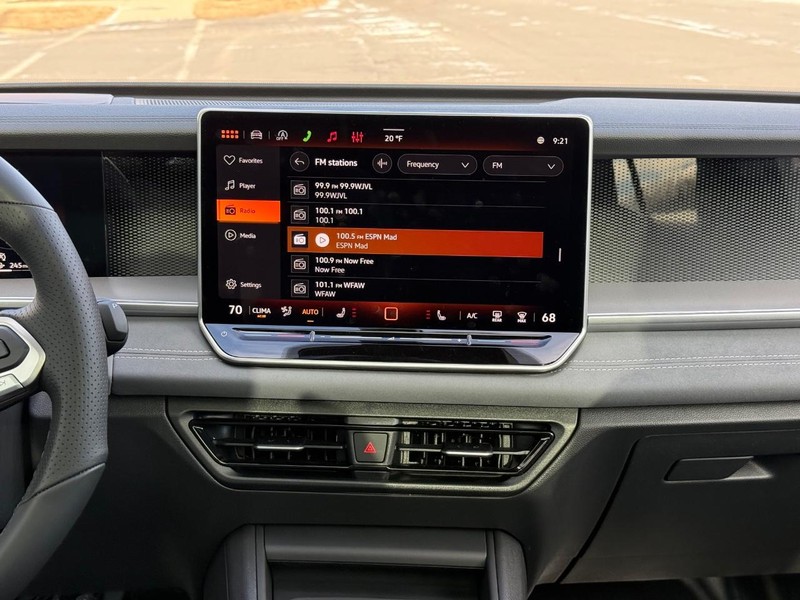 Volkswagen Tiguan Vehicle Full-screen Gallery Image 7