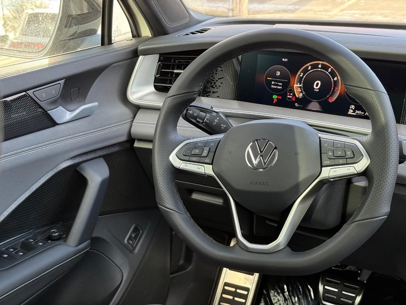 Volkswagen Tiguan Vehicle Full-screen Gallery Image 8