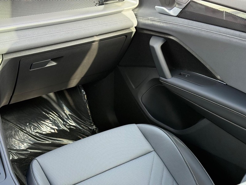 Volkswagen Tiguan Vehicle Full-screen Gallery Image 9