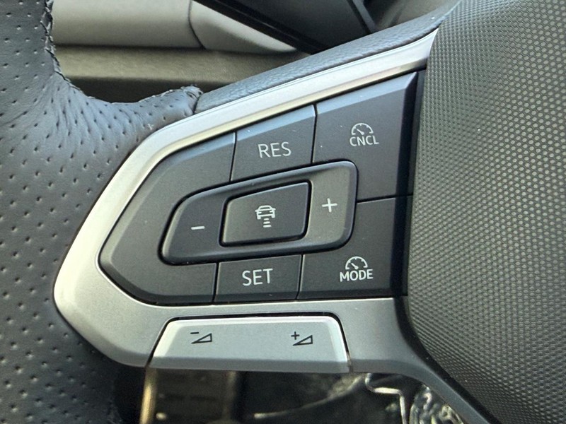 Volkswagen Tiguan Vehicle Full-screen Gallery Image 10