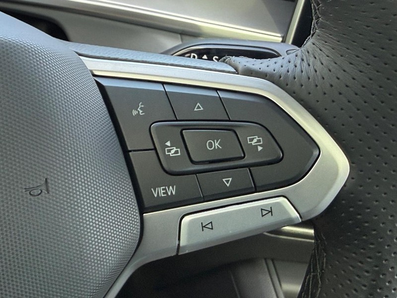 Volkswagen Tiguan Vehicle Full-screen Gallery Image 12