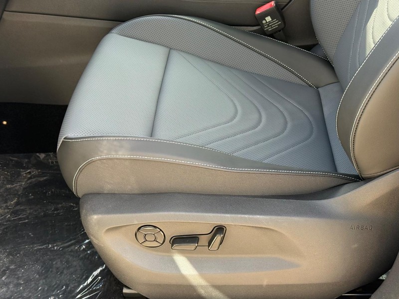 Volkswagen Tiguan Vehicle Full-screen Gallery Image 17