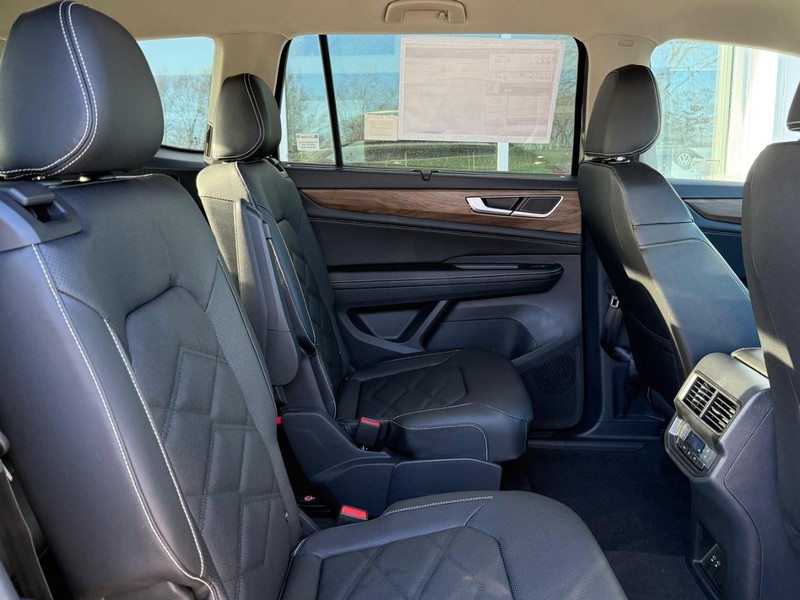 Volkswagen Atlas Vehicle Full-screen Gallery Image 6