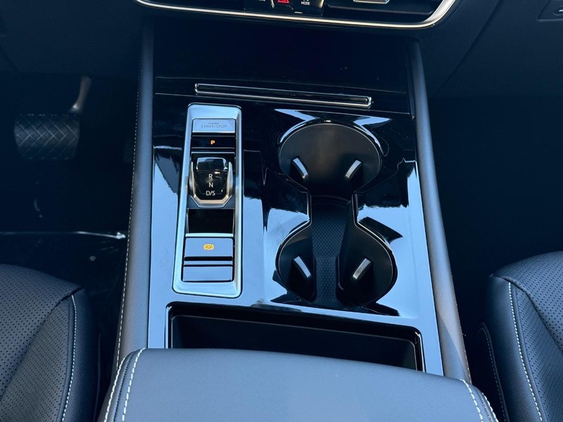 Volkswagen Atlas Vehicle Full-screen Gallery Image 9