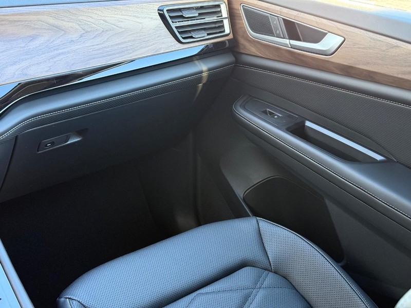 Volkswagen Atlas Vehicle Full-screen Gallery Image 11