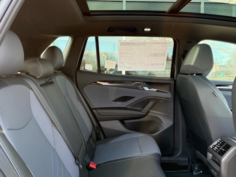 Volkswagen Tiguan Vehicle Full-screen Gallery Image 4