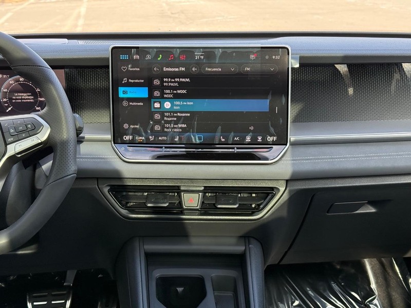 Volkswagen Tiguan Vehicle Full-screen Gallery Image 6