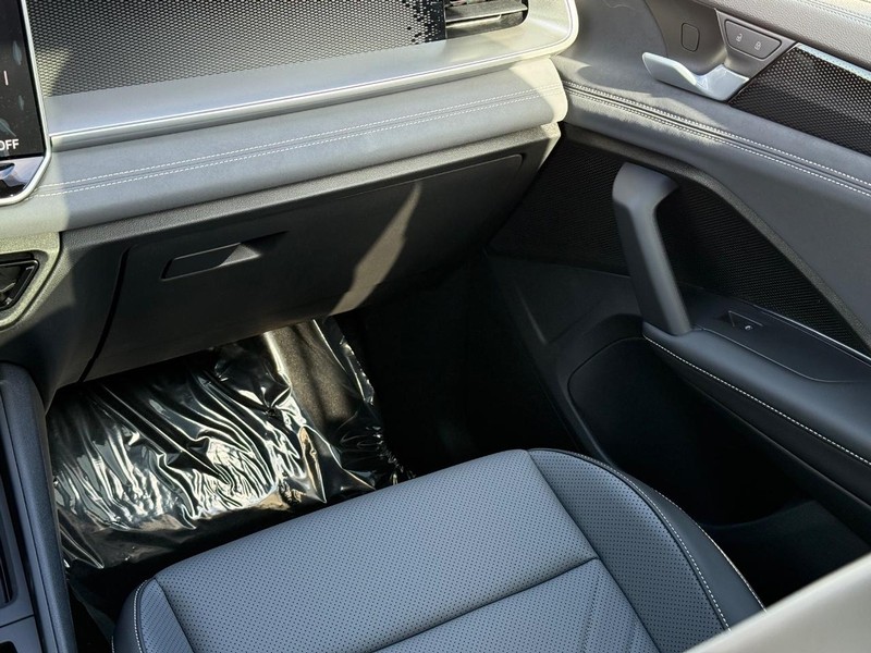 Volkswagen Tiguan Vehicle Full-screen Gallery Image 7