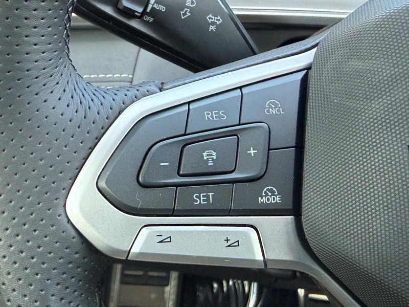 Volkswagen Tiguan Vehicle Full-screen Gallery Image 8