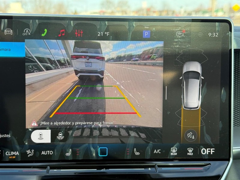 Volkswagen Tiguan Vehicle Full-screen Gallery Image 11