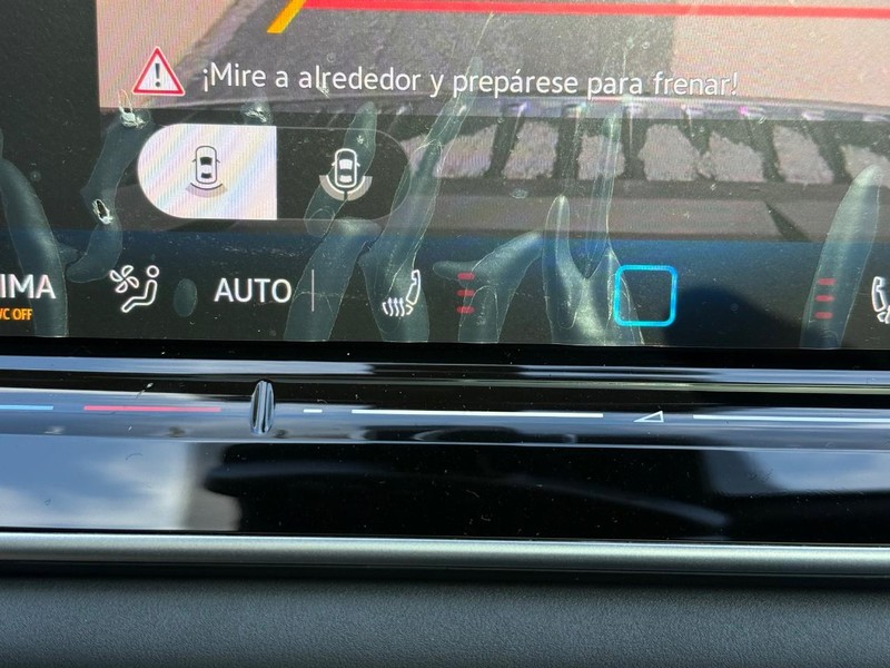 Volkswagen Tiguan Vehicle Full-screen Gallery Image 12