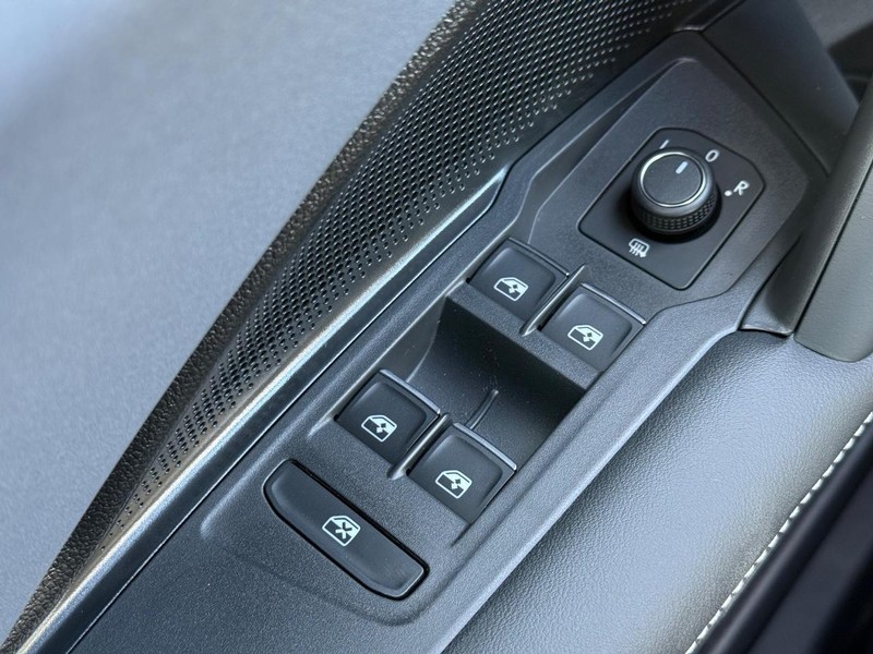 Volkswagen Tiguan Vehicle Full-screen Gallery Image 14