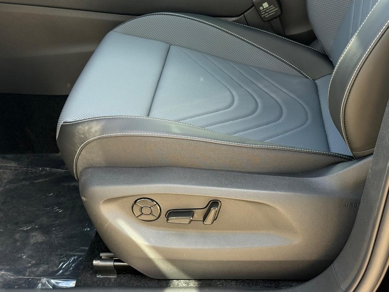 Volkswagen Tiguan Vehicle Full-screen Gallery Image 15