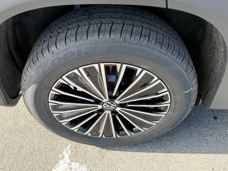 Volkswagen Tiguan Vehicle Full-screen Gallery Image 4