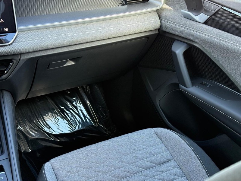 Volkswagen Tiguan Vehicle Full-screen Gallery Image 9