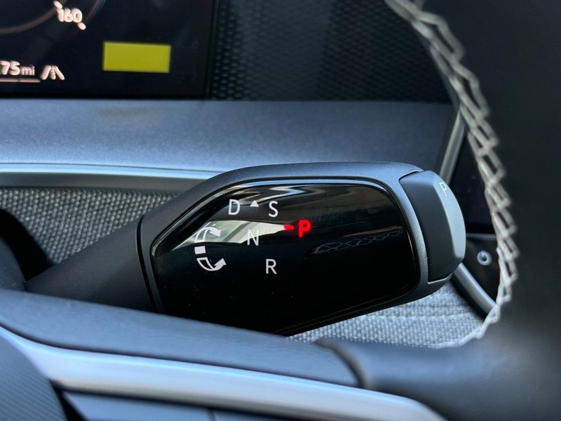 Volkswagen Tiguan Vehicle Full-screen Gallery Image 12