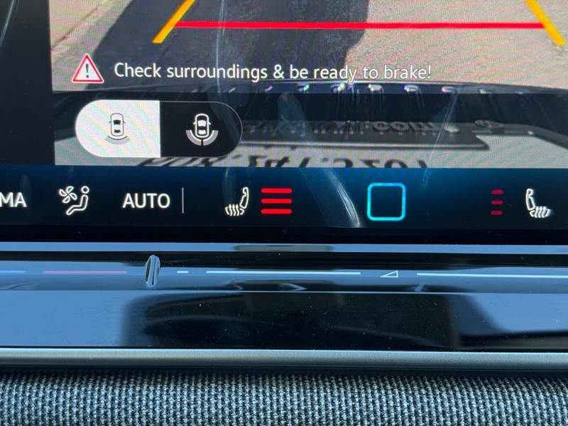 Volkswagen Tiguan Vehicle Full-screen Gallery Image 14