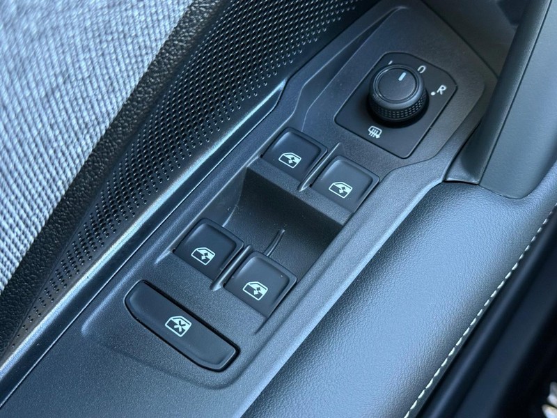 Volkswagen Tiguan Vehicle Full-screen Gallery Image 15