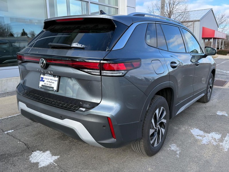 Volkswagen Tiguan Vehicle Full-screen Gallery Image 3