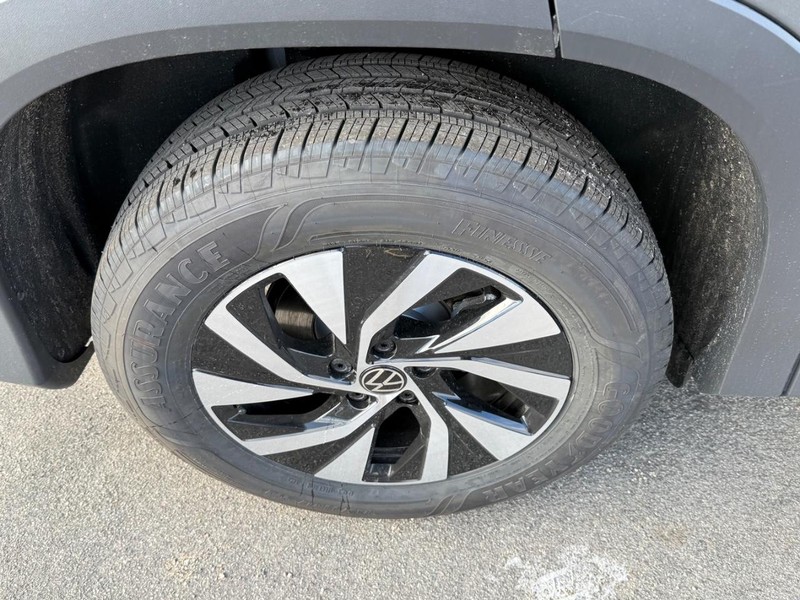 Volkswagen Tiguan Vehicle Full-screen Gallery Image 4