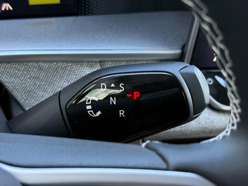 Volkswagen Tiguan Vehicle Full-screen Gallery Image 12