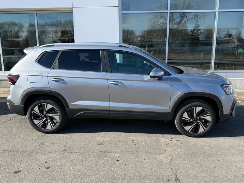 Volkswagen Taos Vehicle Full-screen Gallery Image 2