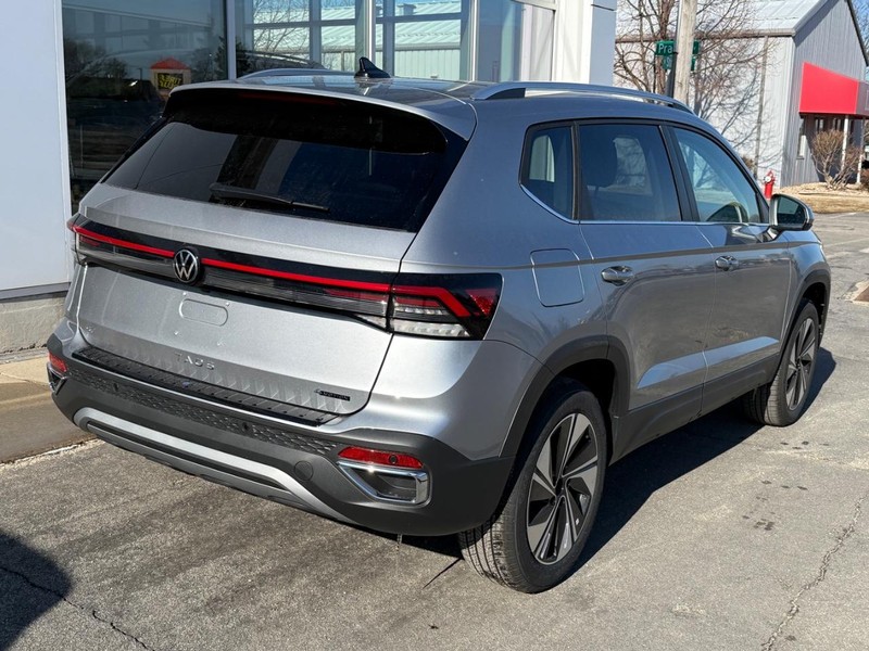 Volkswagen Taos Vehicle Full-screen Gallery Image 3