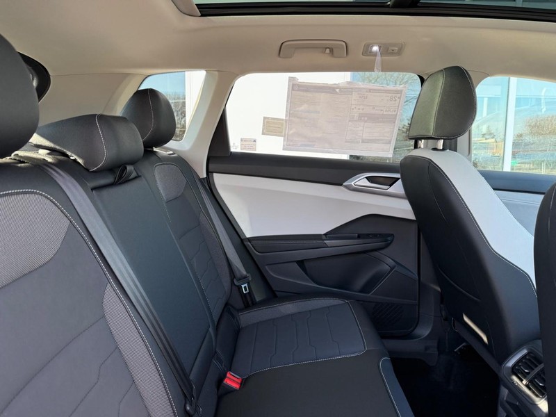 Volkswagen Taos Vehicle Full-screen Gallery Image 4