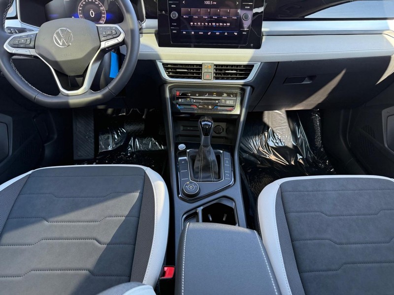 Volkswagen Taos Vehicle Full-screen Gallery Image 5