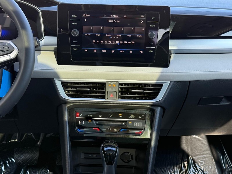 Volkswagen Taos Vehicle Full-screen Gallery Image 6