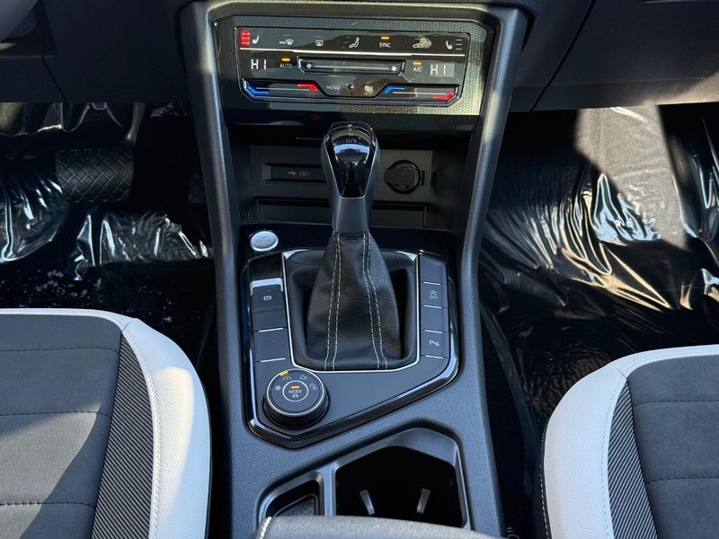 Volkswagen Taos Vehicle Full-screen Gallery Image 7