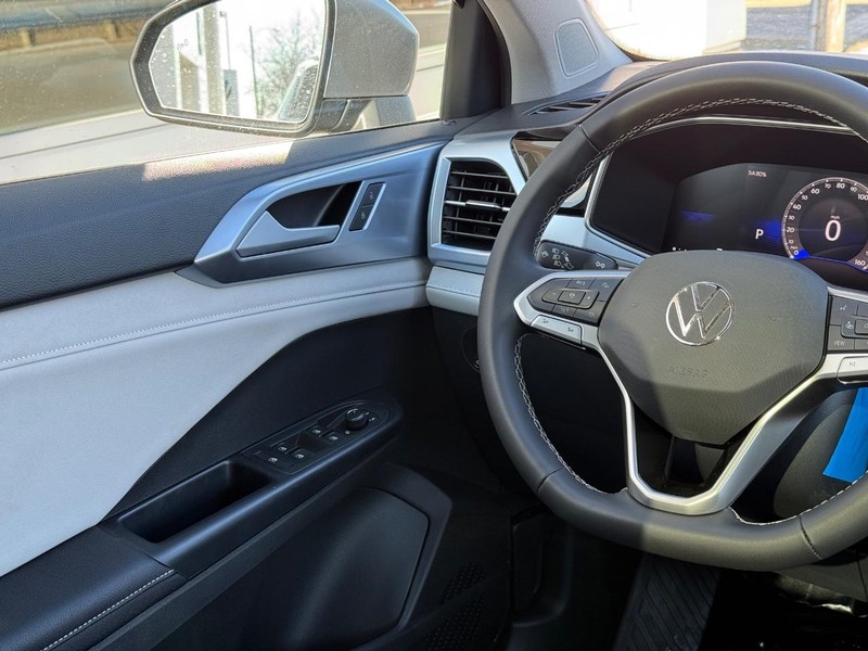 Volkswagen Taos Vehicle Full-screen Gallery Image 8