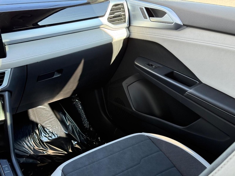 Volkswagen Taos Vehicle Full-screen Gallery Image 9