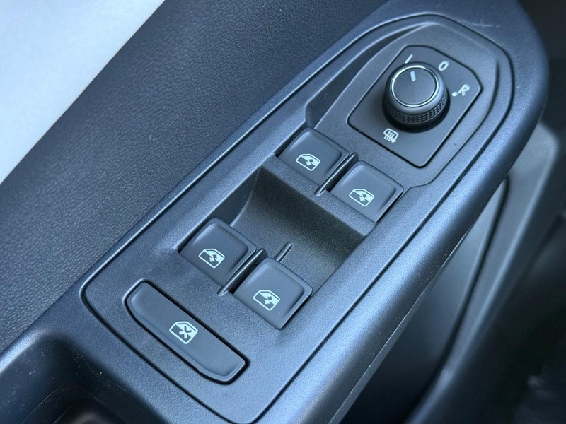 Volkswagen Taos Vehicle Full-screen Gallery Image 14