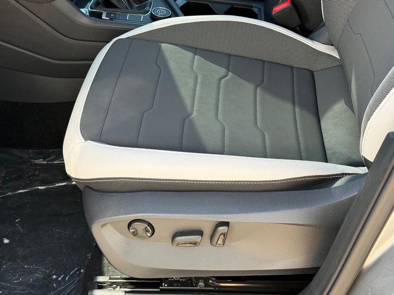 Volkswagen Taos Vehicle Full-screen Gallery Image 15