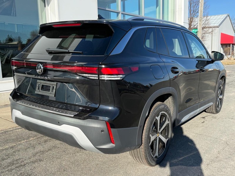 Volkswagen Tiguan Vehicle Full-screen Gallery Image 3