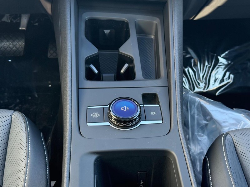 Volkswagen Tiguan Vehicle Full-screen Gallery Image 6