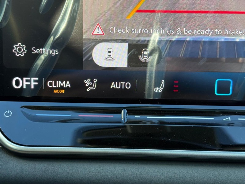 Volkswagen Tiguan Vehicle Full-screen Gallery Image 12