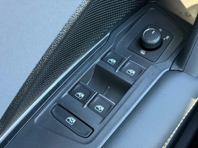 Volkswagen Tiguan Vehicle Full-screen Gallery Image 13