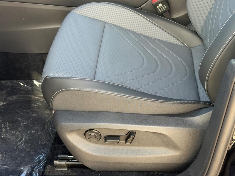 Volkswagen Tiguan Vehicle Full-screen Gallery Image 14