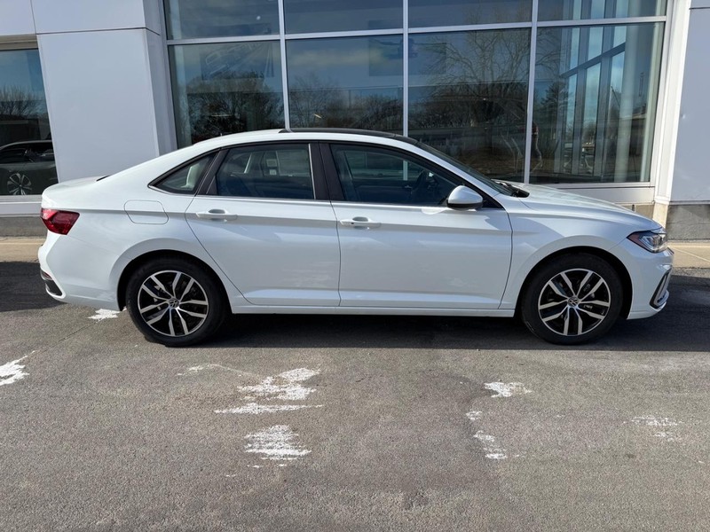 Volkswagen Jetta Vehicle Full-screen Gallery Image 2