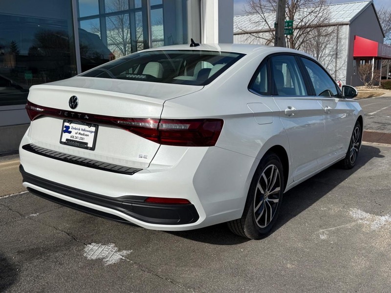 Volkswagen Jetta Vehicle Full-screen Gallery Image 3