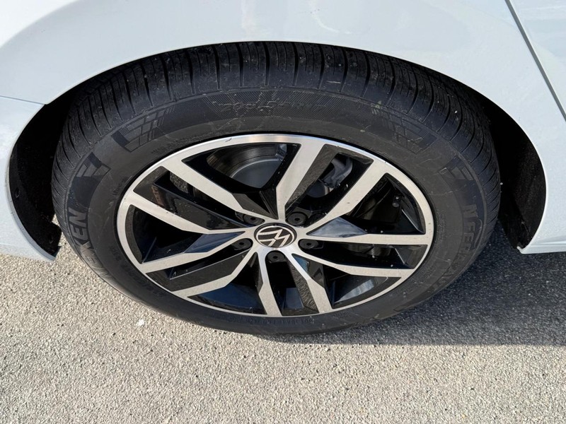 Volkswagen Jetta Vehicle Full-screen Gallery Image 4