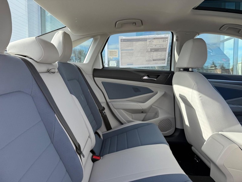 Volkswagen Jetta Vehicle Full-screen Gallery Image 5