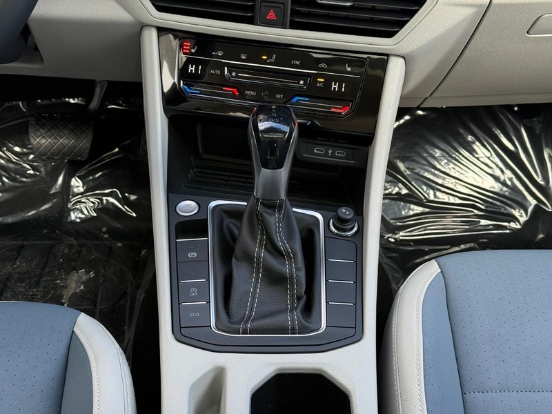 Volkswagen Jetta Vehicle Full-screen Gallery Image 8