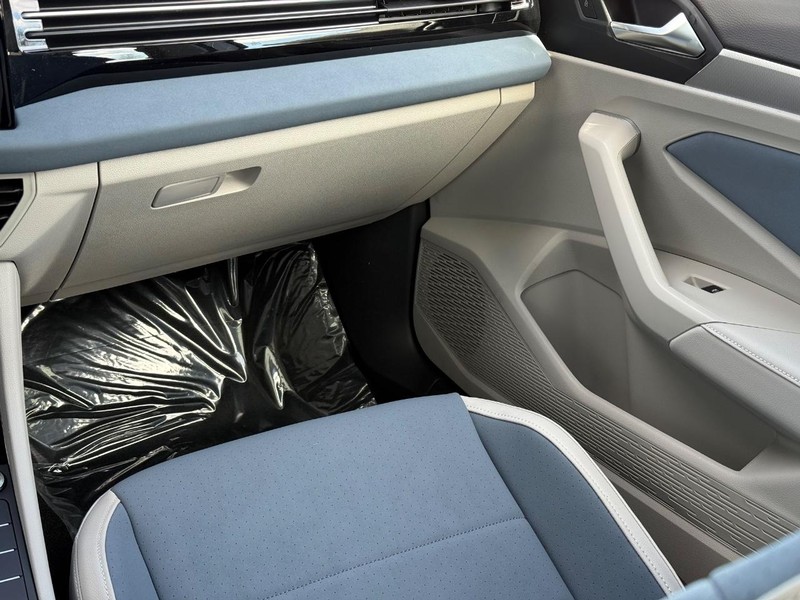 Volkswagen Jetta Vehicle Full-screen Gallery Image 10