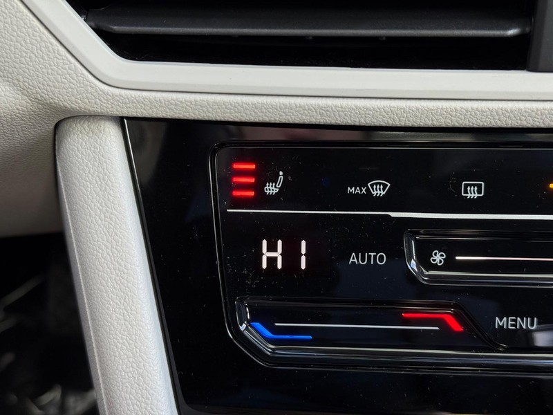 Volkswagen Jetta Vehicle Full-screen Gallery Image 14