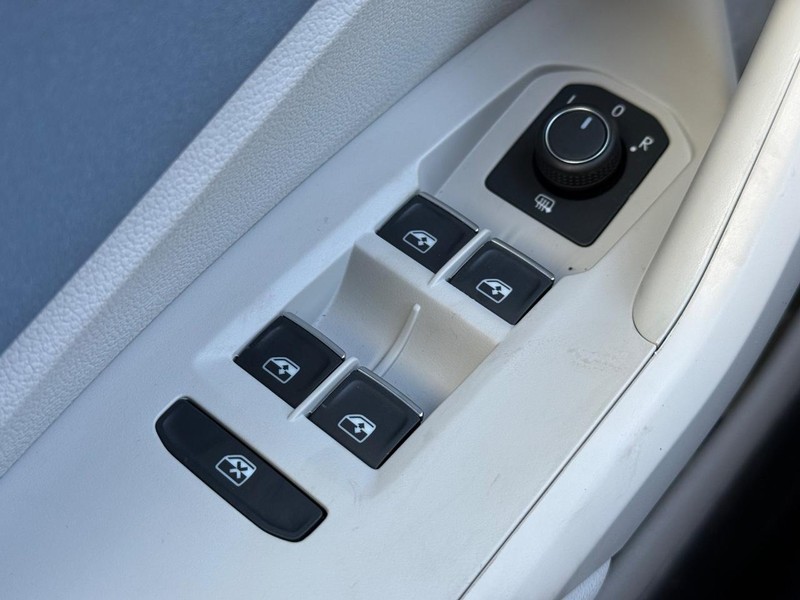 Volkswagen Jetta Vehicle Full-screen Gallery Image 15